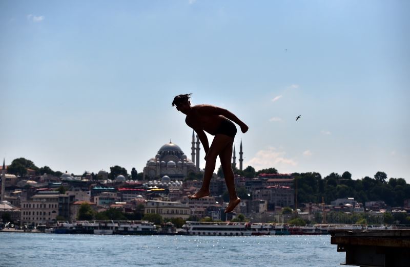 İstanbul’da sıcaktan bunalan çocuklar denize girerek serinledi
