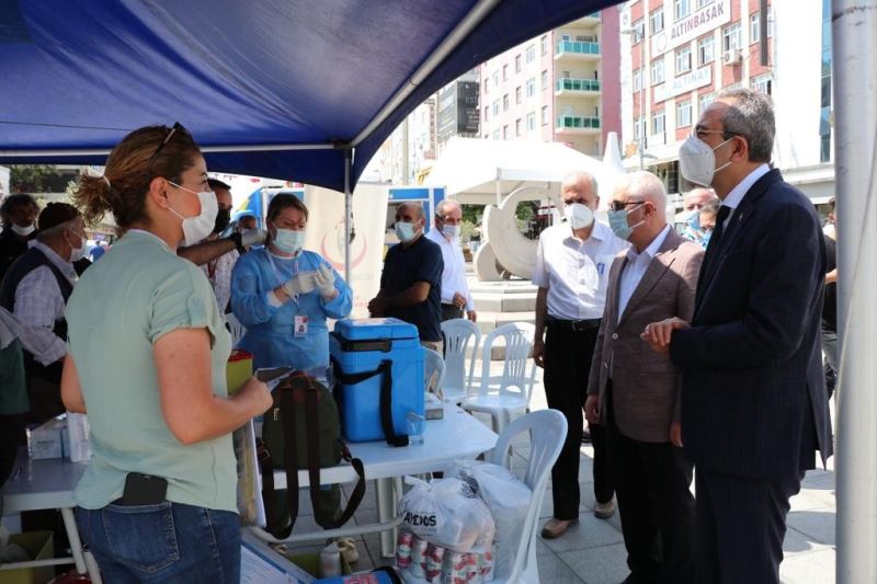 Sultanbeyli Kent Meydanı’nda mobil sağlık ekiplerinden vatandaşlara Covid-19 aşısı
