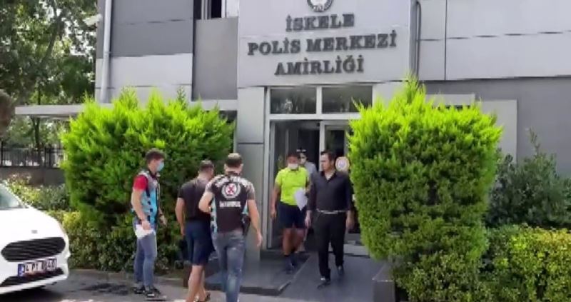 Kadıköy’de boş arsada değnekçilik yapan şahıs yakalandı