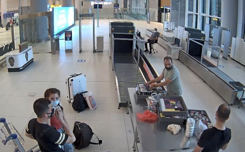 İstanbul Havalimanı’nda 120 bin lira değerinde alkol ve tütün mamulü ele geçirildi
