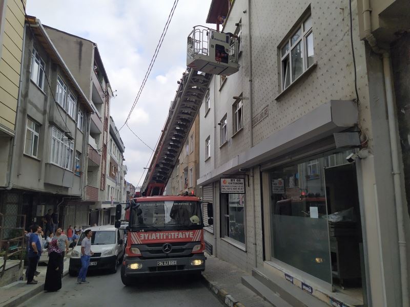 (Özel) Küçükçekmece’de anne balkonda, çocuk evde mahsur kaldı
