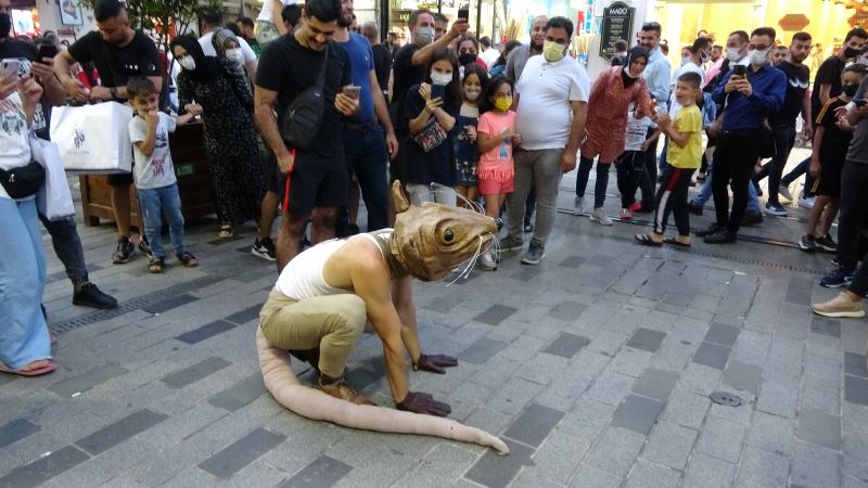 (ÖZEL) Taksim’de Amerikalı sokak sanatçısına yoğun ilgi
