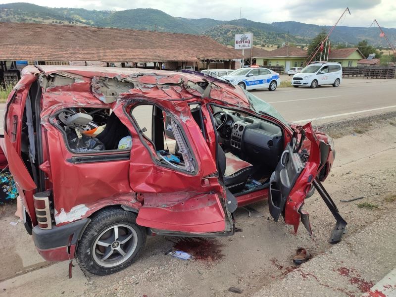 Amasya’da hafif ticari araç tırla çarpıştı: 2 ölü, 3 yaralı
