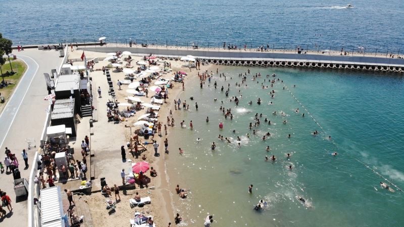 Sıcaklıklar arttı, Caddebostan Plajı doldu taştı