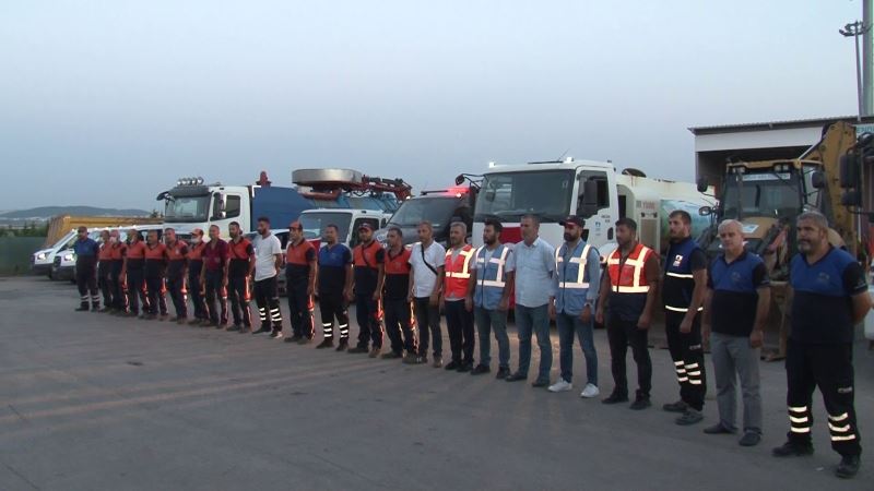 Antalya’daki yangını söndürme çalışmalarına destek için 3 arazöz ve uzman ekipler Pendik’ten yola çıktı