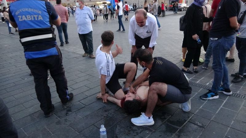 (Özel) Taksim Meydanı’nda yere yığılan kalp hastası gence vatandaşlar müdahale etti