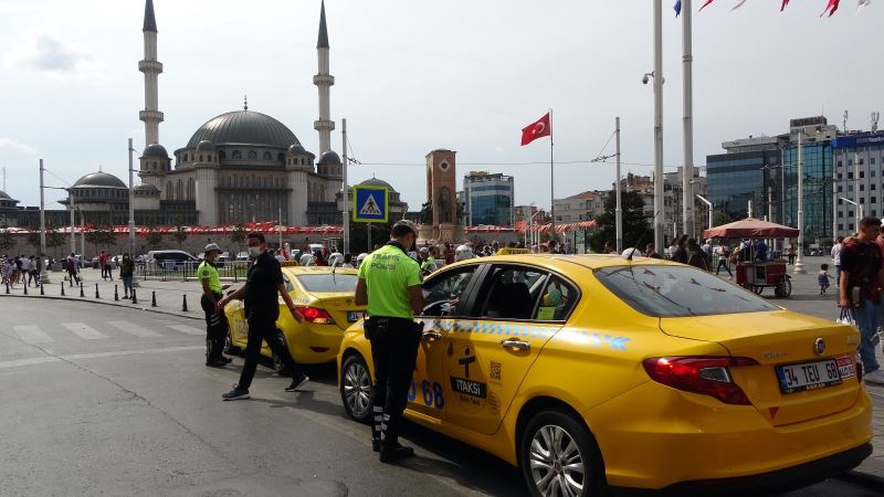 Taksim Meydanı’nda taksilere denetim yapıldı
