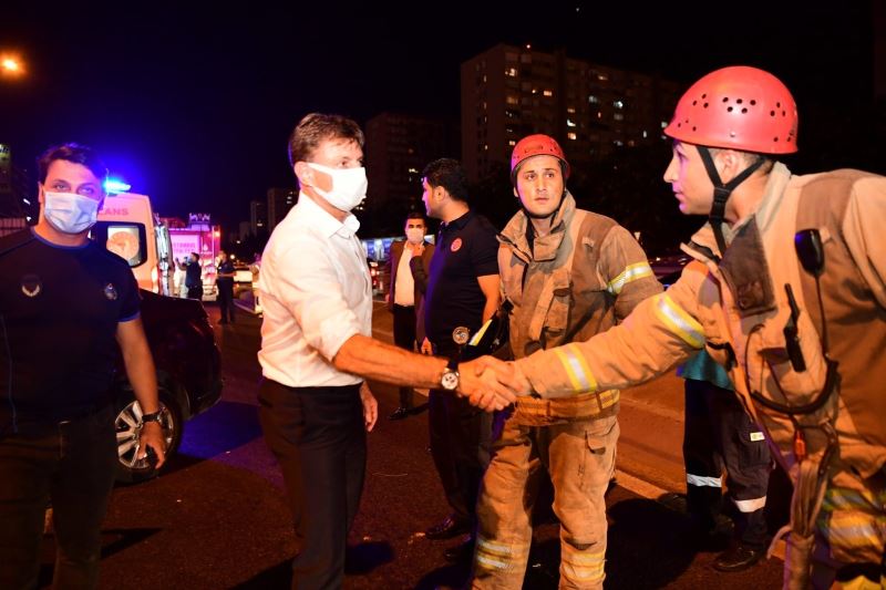 Otomobil aydınlatma direğine çarptı, kazazedelerin yardımına belediye başkanı koştu
