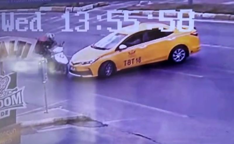 (ÖZEL) Kırmızı ışıkta geçen ticari taksi, motosikletliye çarpıştı: 1 yaralı
