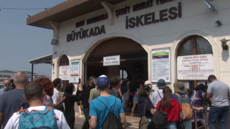 Büyükada İskelesi’ndeki yoğunluk havadan görüntülendi
