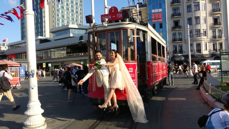 (ÖZEL) Taksim’de gelin ve damadın fotoğraf çekimi renkli görüntüler oluşturdu
