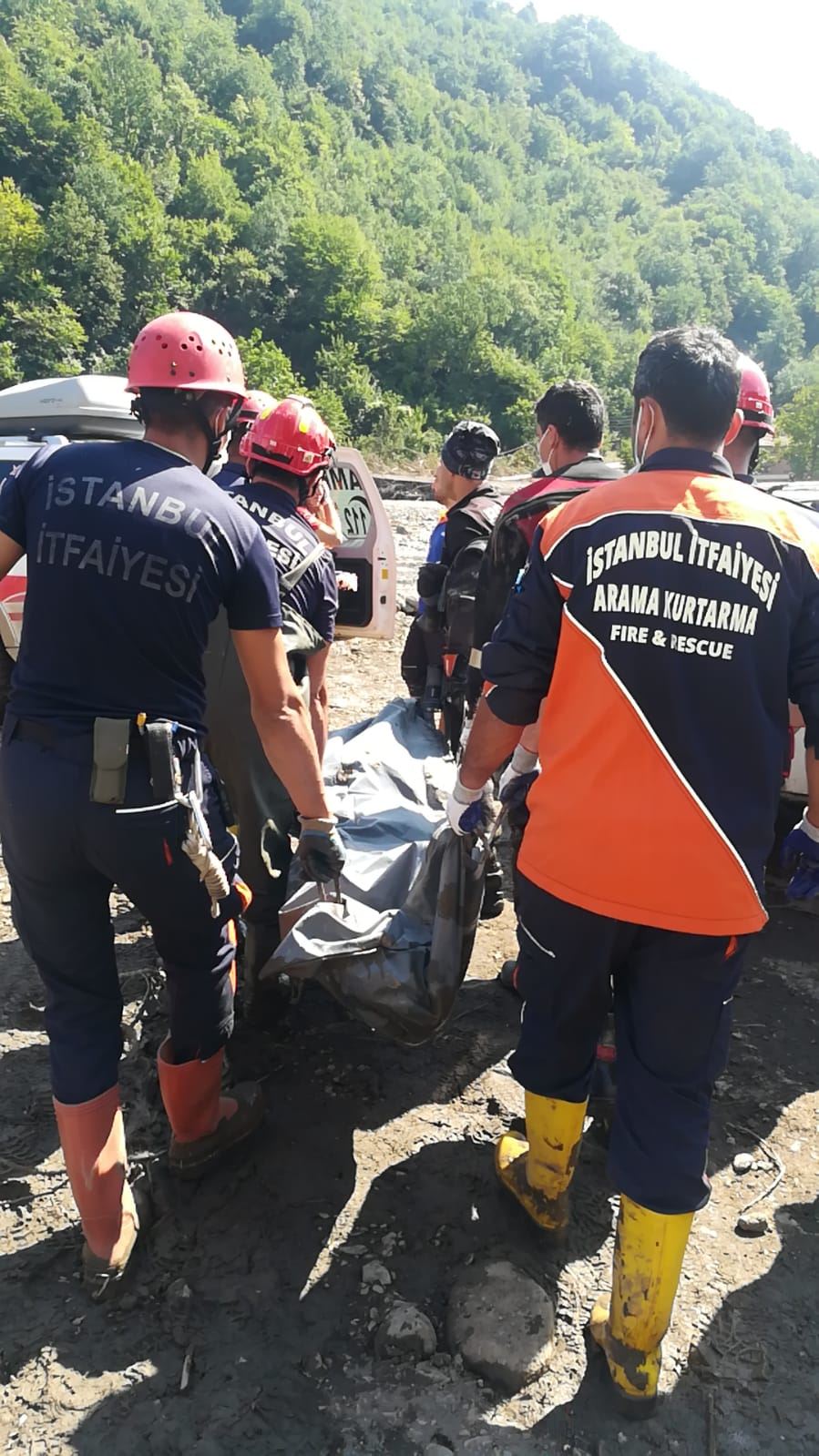 İBB Sel bölgesinde arama kurtarma çalışmalarına devam ediyor