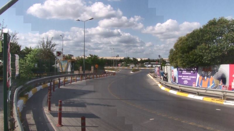 (Özel) Sultanbeyli’de yolun karşısına geçen 2 çocuk ile kadın, tır ile bariyer arasına sıkıştı
