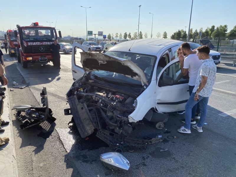 Fatih’te kazaya karışan sürücü şoka girip aracından çıkamadı
