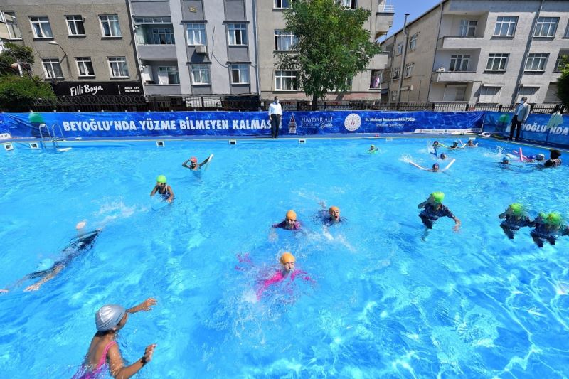 Beyoğlu’nda okulların bahçelerinde kurulan havuzlarda 2 bin öğrenciye yüzme eğitimi
