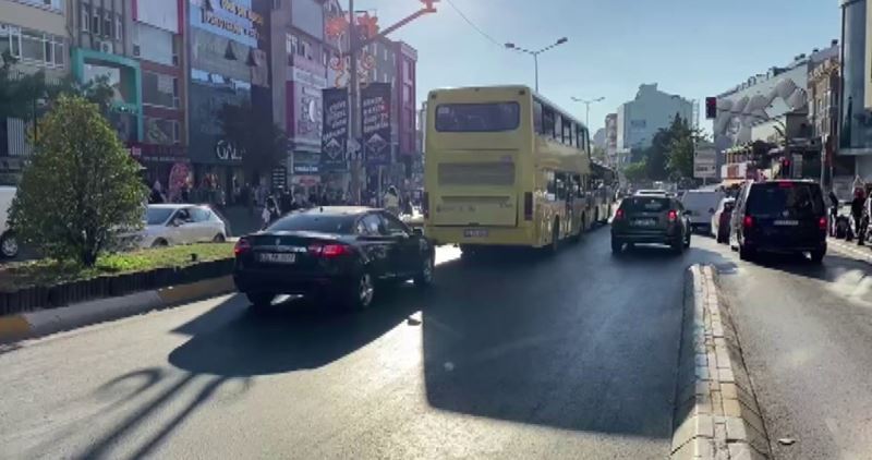 (Özel) Yolun karşısına geçerken otomobilin çarptığı kadın kamerada