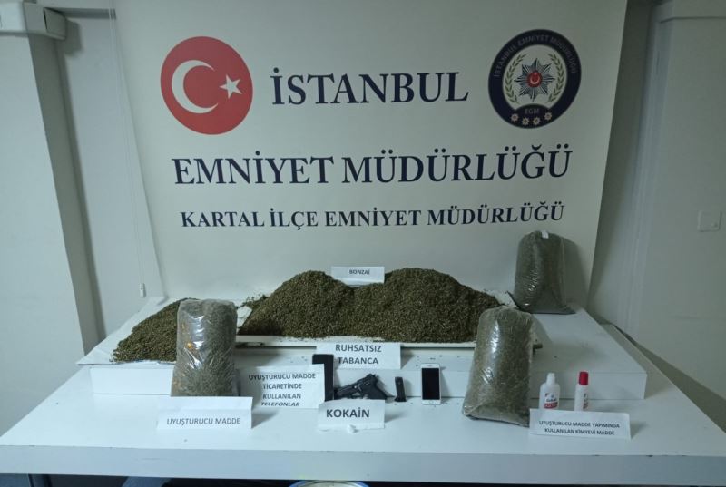 Kartal’da polisi görünce uyuşturucuyu yere atıp kaçan şahıs yakalandı
