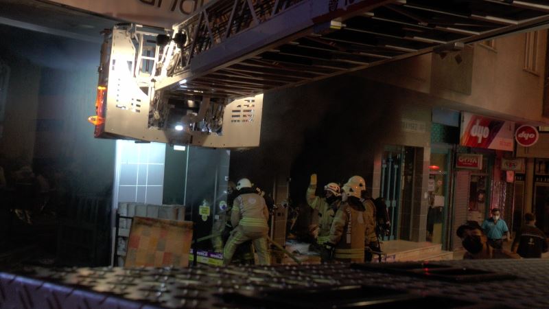 Kartal’da bir halı dükkânında korkutan yangın
