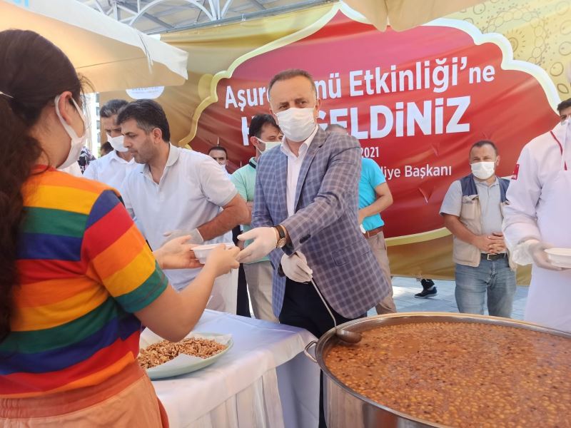 Bağcılar’da 20 bin kap aşure ikram edildi
