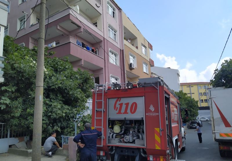 Küçükçekmece’de buzdolabı patladı, son anda kurtuldular
