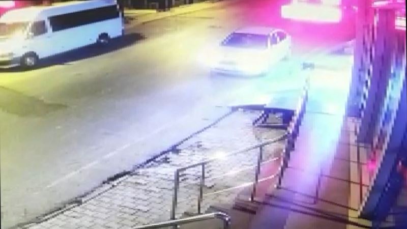 (Özel)- Ümraniye’de alkollü sürücü dehşeti: Park halindeki otomobil dükkana uçtu
