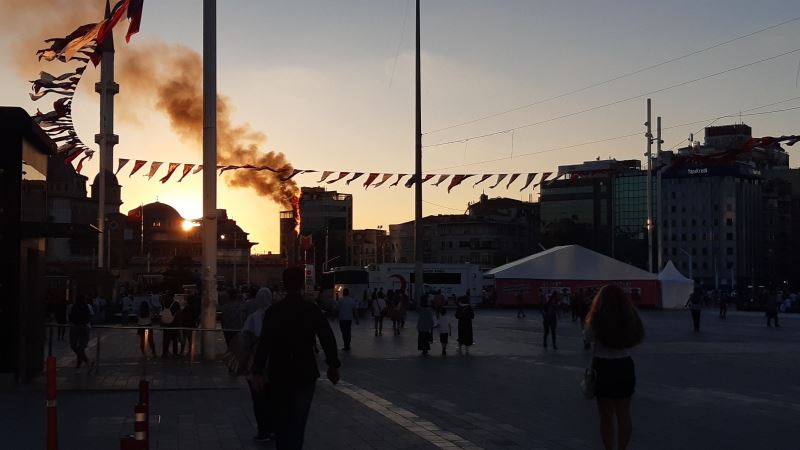 Taksim’de bankanın elektrik panosundaki yangın otele sıçradı
