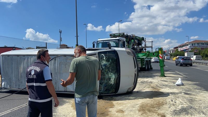 Haliç Köprüsü çıkışında kazaya karışan minibüs yan yattı