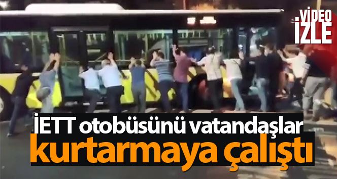 Üsküdar’da refüjde asılı kalan İETT otobüsünü vatandaşlar kurtarmaya çalıştı