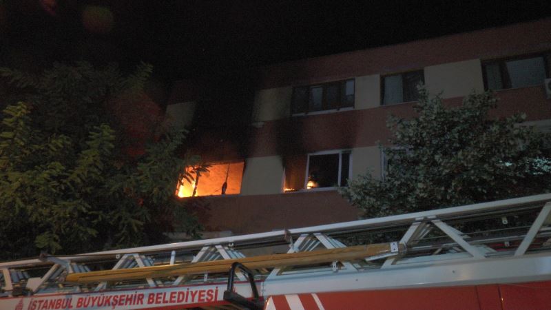 Maltepe’de korkutan apartman yangın: 2 kişi dumandan etkilendi
