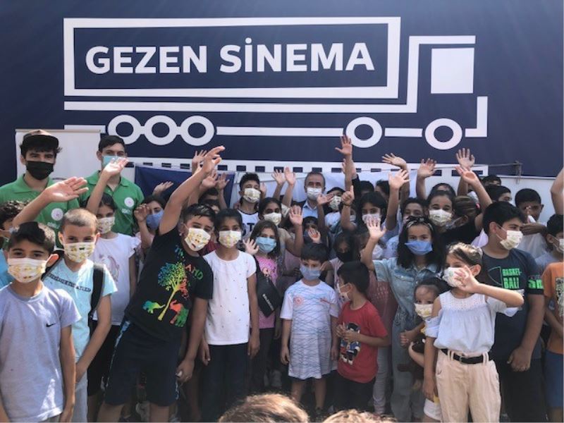 Gaziosmanpaşalı öğrenciler Gezen Sinema ve Mobil Müze Tırıyla buluştu
