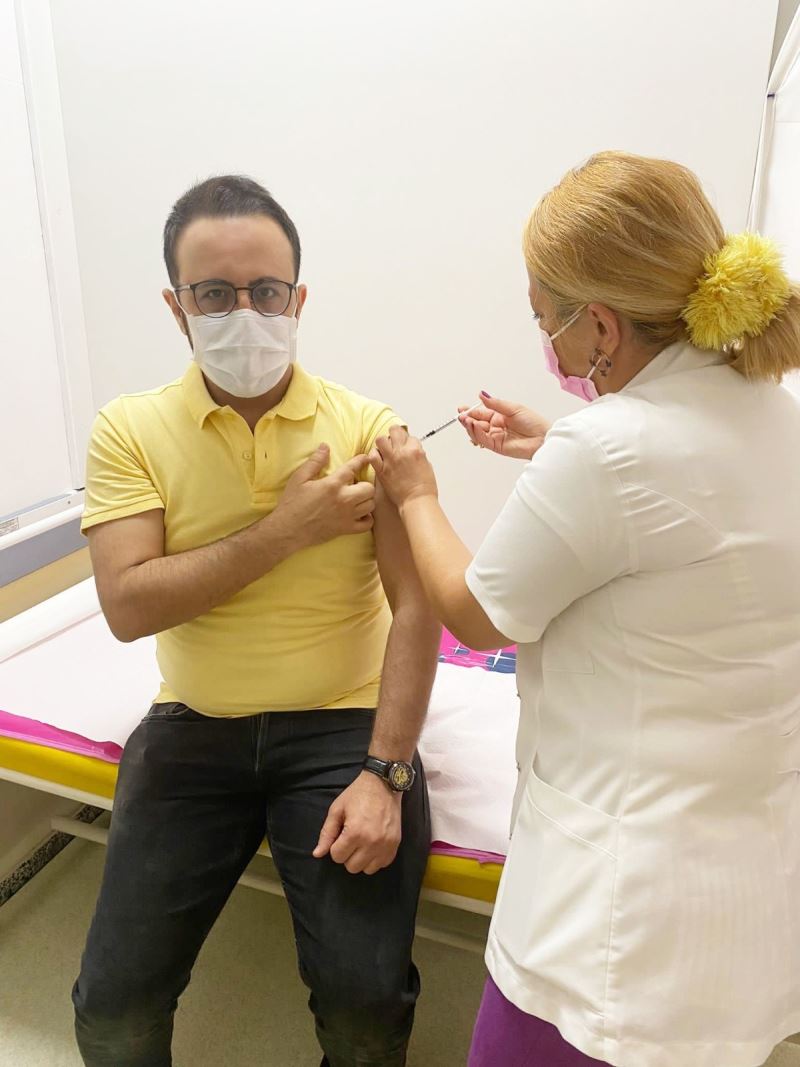 Aşı oldu, moda dünyasını aşıya davet etti
