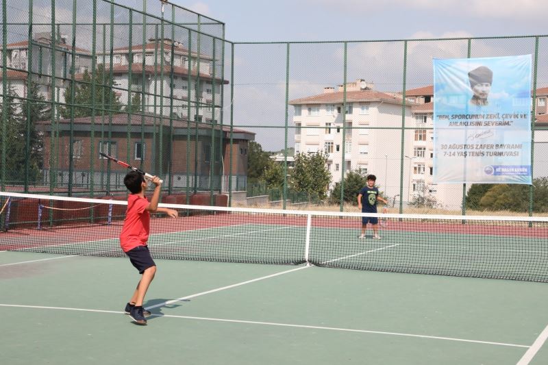 Büyükçekmeceli çocukların tenis turnuvası nefesleri kesti
