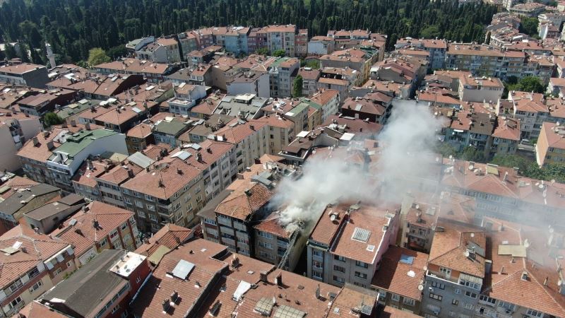 Üsküdar’da doğal gaz kutusunda başlayan yangın apartmana ve 5 araca sıçradı
