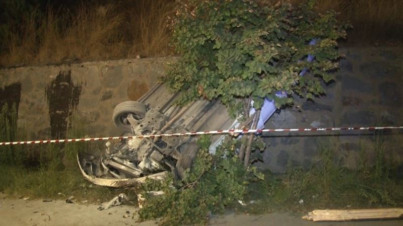 Kontrolden çıkan araç yol kenarında dik durdu: 2 yaralı