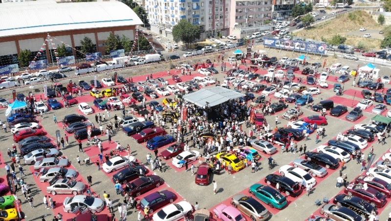 Kartal’da Modifiyeli Araç Festivali renkli görüntülere sahne oldu
