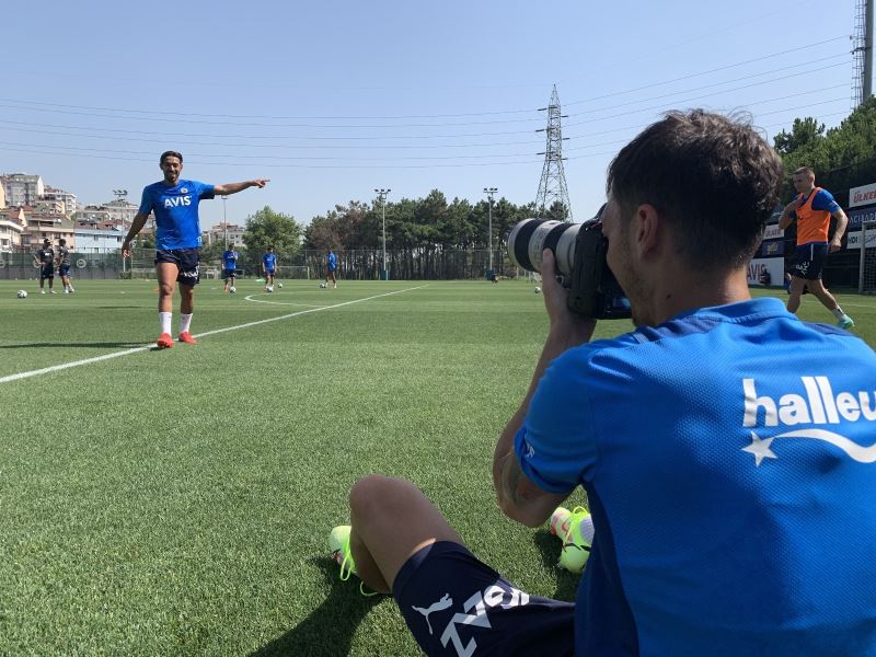 Fenerbahçe’de Mesut Özil foto muhabirlik yaptı

