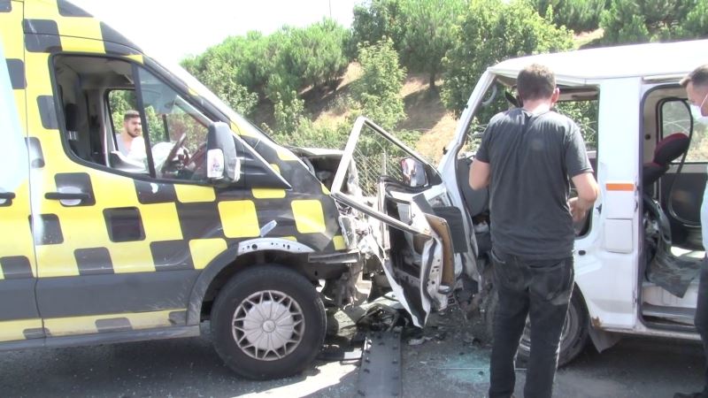 Sancaktepe’de hatalı sollama: 2 araca çarpan şoför araç içinde sıkıştı
