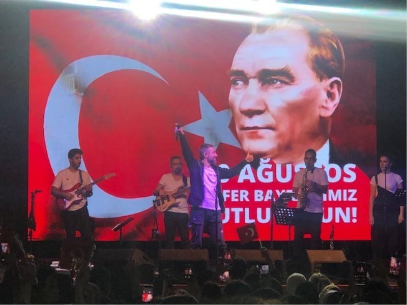 Beyoğlu’nda 30 Ağustos Zafer Bayramı Resul Dindar konseriyle kutlandı