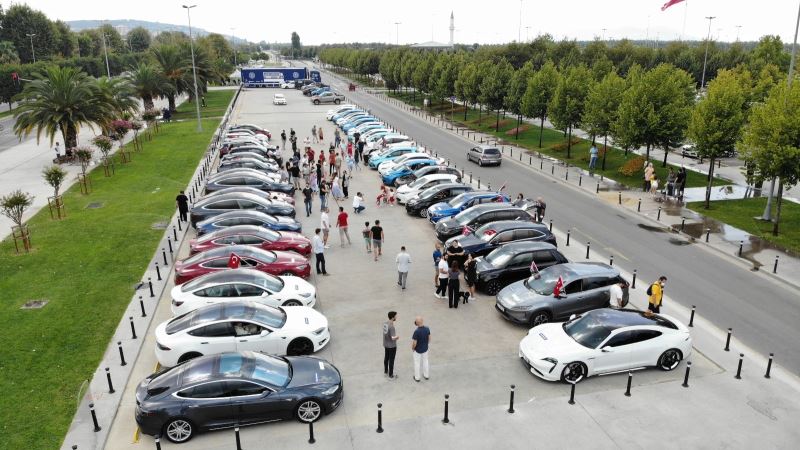 Maltepe’de elektrikli otomobillerden ‘sessiz’ 30 Ağustos konvoyu
