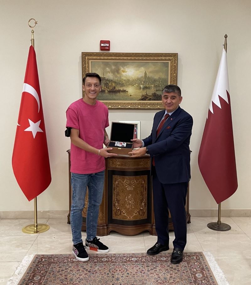 Mesut Özil, Doha Büyükelçisi Göksu’yu ziyaret etti
