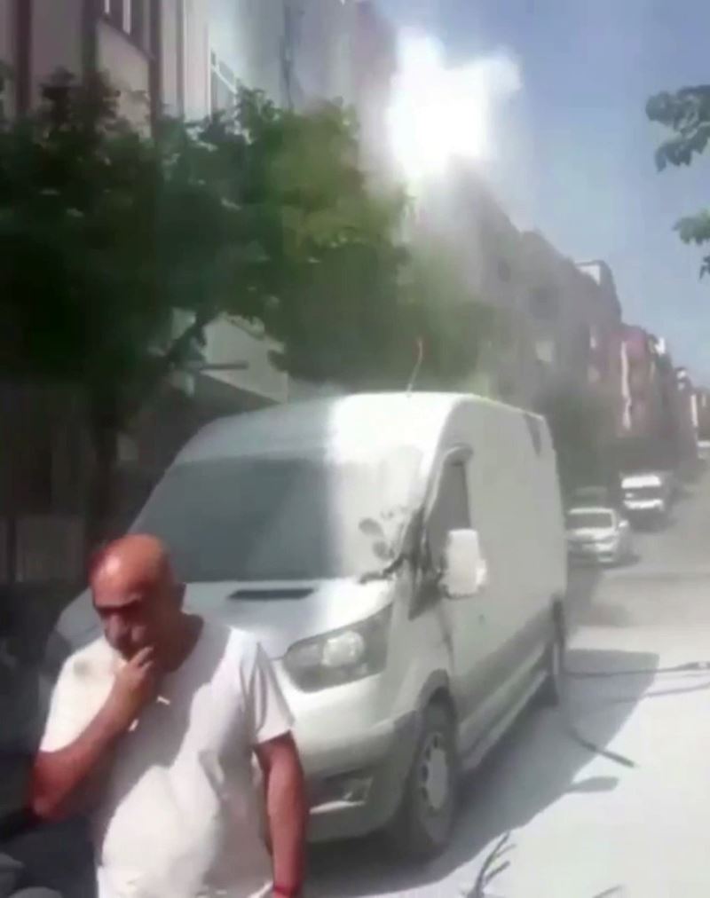 Sultangazi’de patlayan elektrik kabloları park halindeki ticari aracın üzerine düştü
