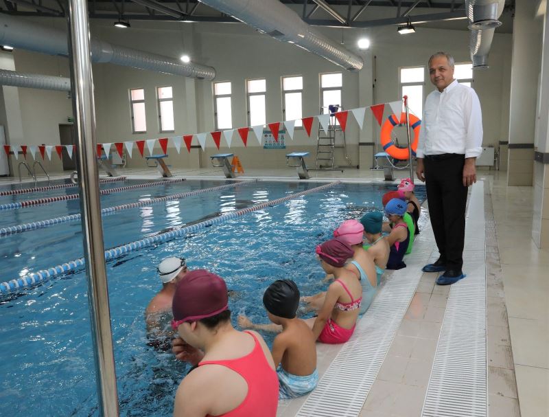 Suluova’da yarı olimpik yüzme havuzu hizmete girdi
