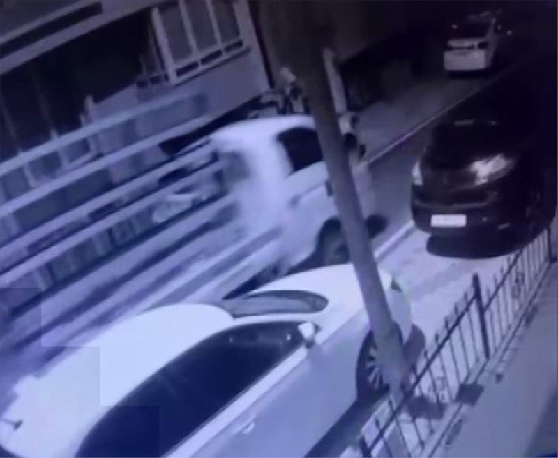(Özel) Üsküdar’da gece vakti kamyonet hırsızlığı kamerada