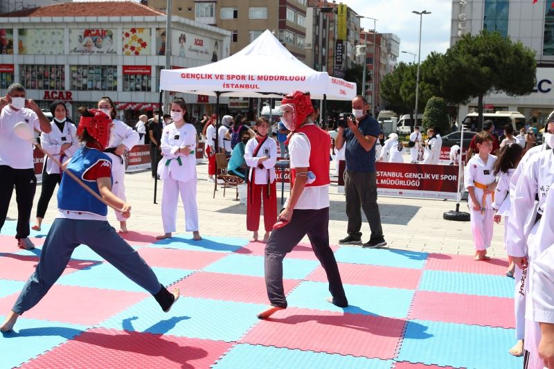 Gençler sosyal medyayı bırakıp Bağcılar Meydanı’nda spor yaptı
