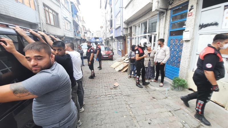 (Özel) Kağıthane’de semt pazarında polisle şüpheli arasında nefes kesen kovalamaca
