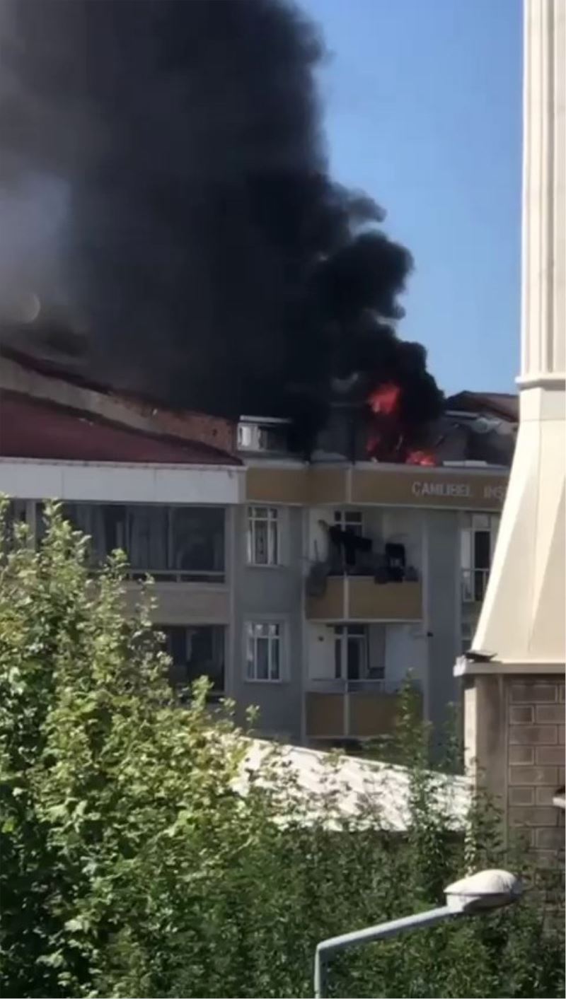 Esenyurt Namık Kemal Caddesi’nde bir apartmanın çatı katında yangın çıktı. 