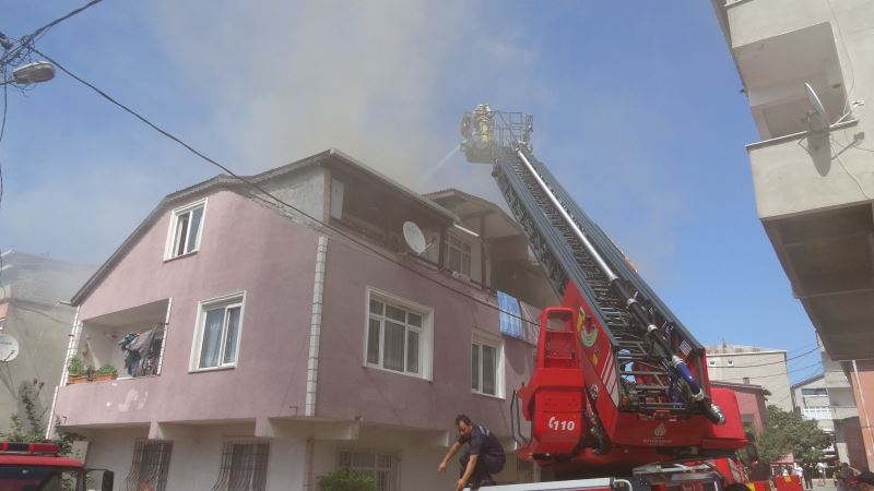 Pendik’te çatı yandı, vatandaşlar söndürmek için çatıya tırmandı