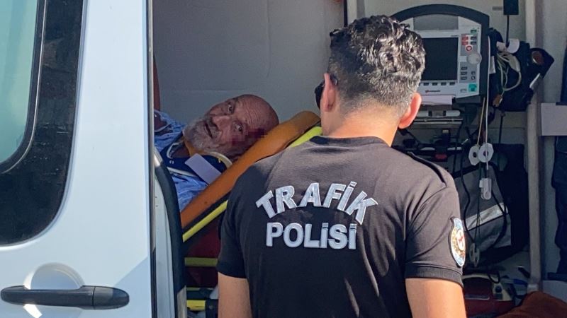 (Özel) İstanbul’da motosiklet hafriyat kamyonuna çarptı: 1’i ağır 2 yaralı
