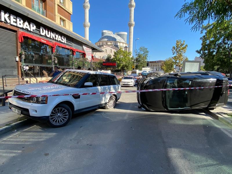 Ataşehir’de park halindeki cipe çarpan otomobil yan yattı
