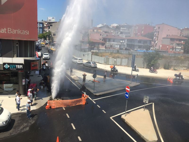 Kadıköy’de İSKİ’nin çalışmasında su borusu patladı, metrelerce yükseğe su fışkırdı